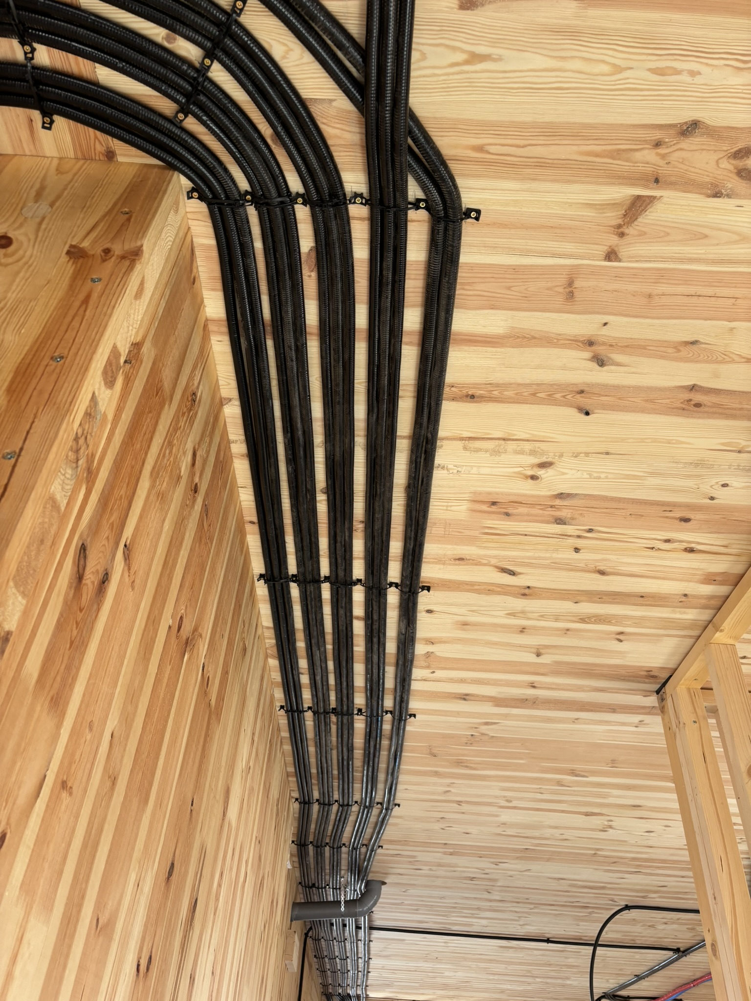 Recorrido de conducciones eléctricas por el techo de una vivienda de madera